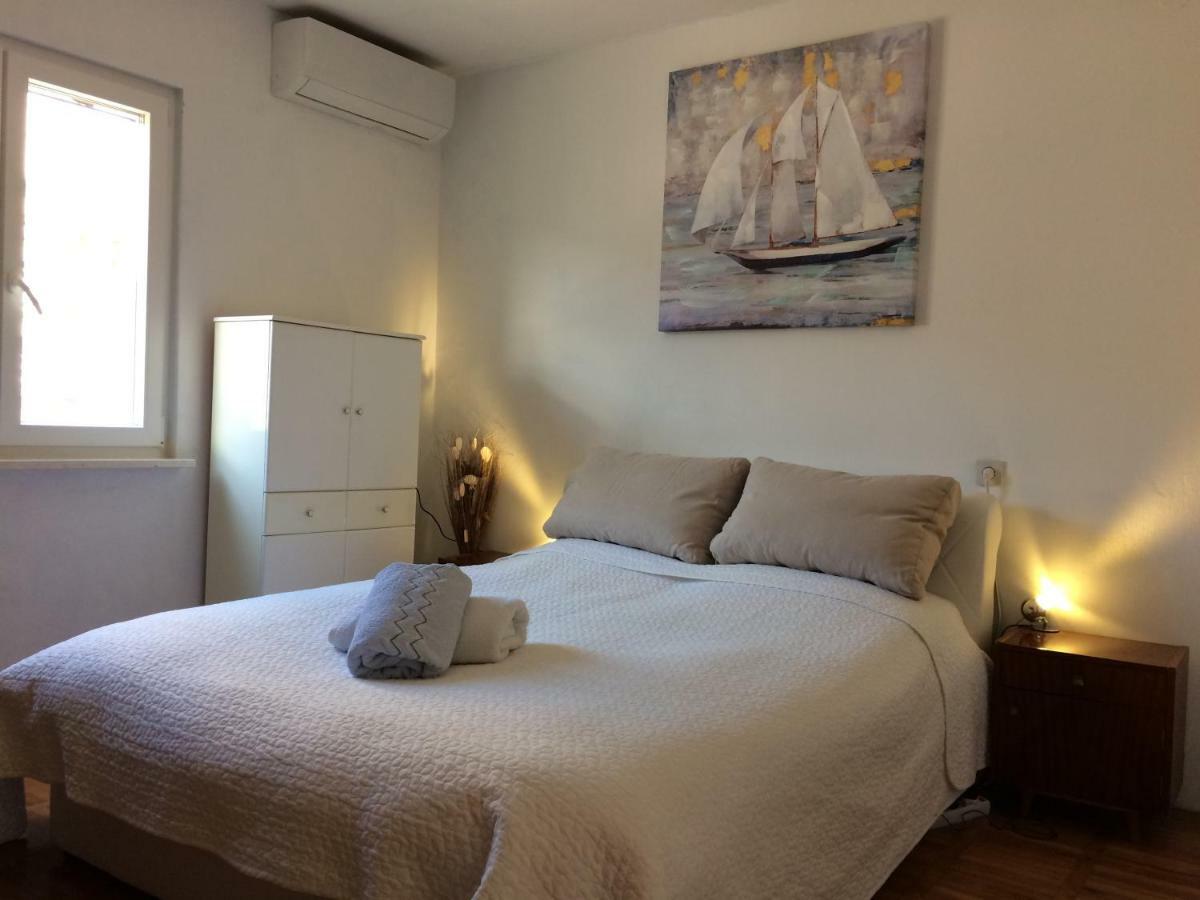 Apartment Marina Komiza Bagian luar foto